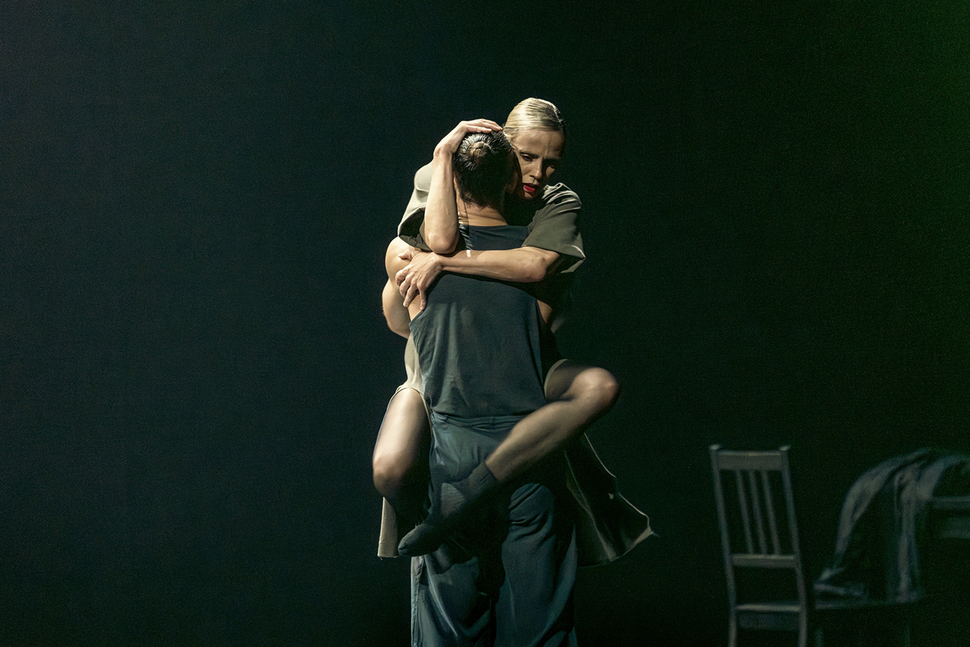 Al TEATRO SANZIO di URBINO DEAR SON, la danza di SIMONE REPELE e SASHA RIVA