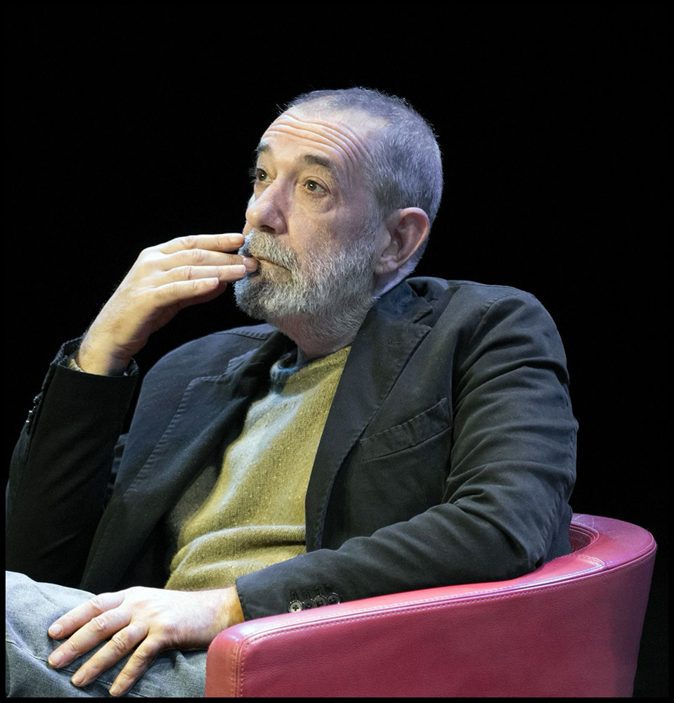 EMANUELE TREVI parla di ADATTAMENTI al RIDOTTO del TEATRO delle MUSE di ANCONA. Modera l’incontro Annalisa Canfora