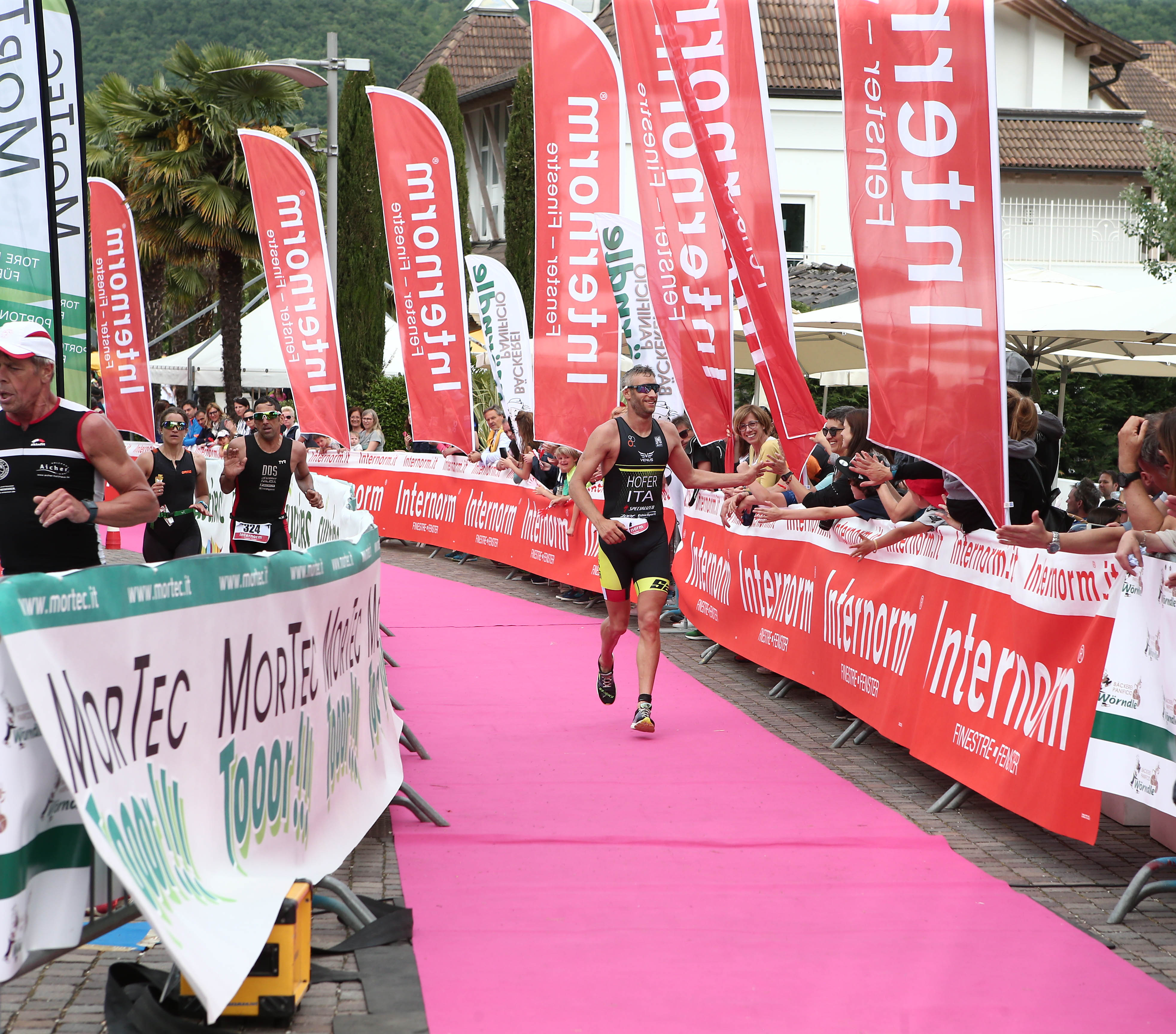 NEL VIVO DEL TRIATHLON DI CALDARO. TRA I BIG IL CAMPIONE DI CASA HOFER