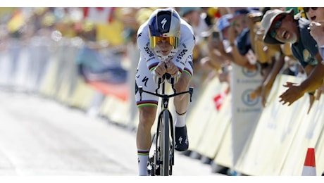 Evenepoel nella crono batte anche Pogacar. Ma il Tour resta nelle mani della maglia gialla