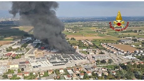 Incendio alla Deroma di Malo, nube nera fino a 1.500 metri