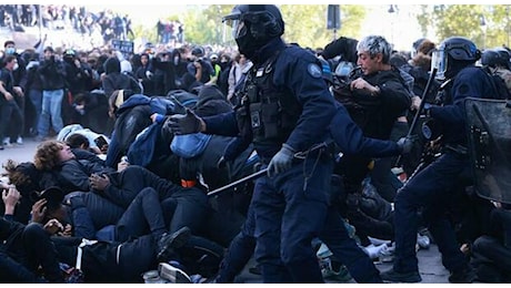 Proteste studenti in Francia, la polizia presidia l’Università Assas a Parigi