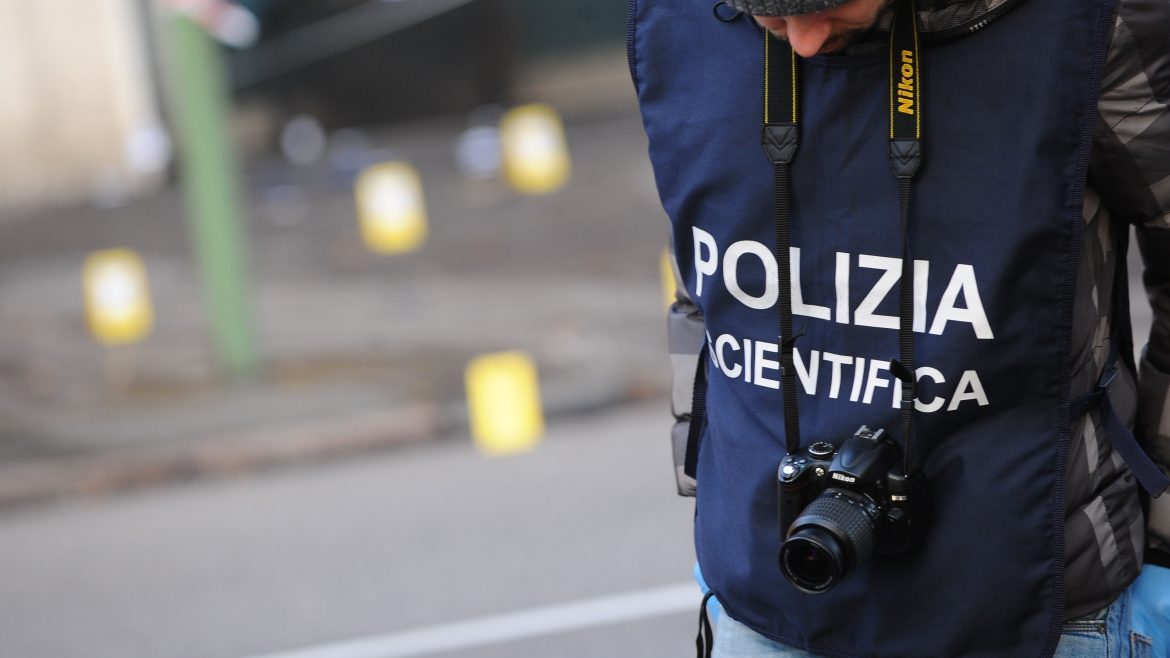 Uccide l’anziana moglie malata a colpi di pistola e poi si toglie la vita: la tragedia scoperta dai vicini di casa