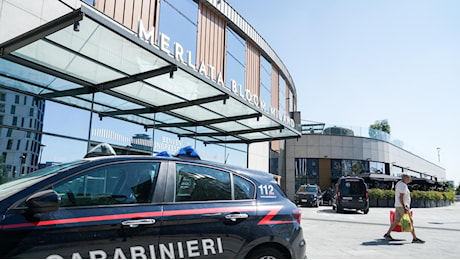 Rapina in gioielleria al Merlata Bloom a Milano: colpo da quattro rapinatori con parrucche e giubbotti