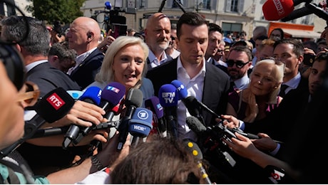 Le Pen in corsa per l'Eliseo: condanna confermata ma eleggibilità ritrovata, la campagna parte dal mercato di La Flèche