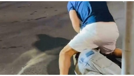 San Benedetto, minaccia gli agenti, poi blocca il traffico ma viene preso a pugni sul lungomare. Protagonisti un immigrato e l'imprenditore influencer Barboni