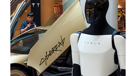 Tesla, i lavoratori addestrano i robot che li sostituiranno: tensione negli stabilimenti