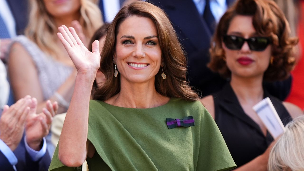 Kate Middleton, l'omaggio a Wimbledon passa da un sofisticato abito verde come il manto erboso che ha reso celebre il torneo (e tutti i look delle celebrità presenti)