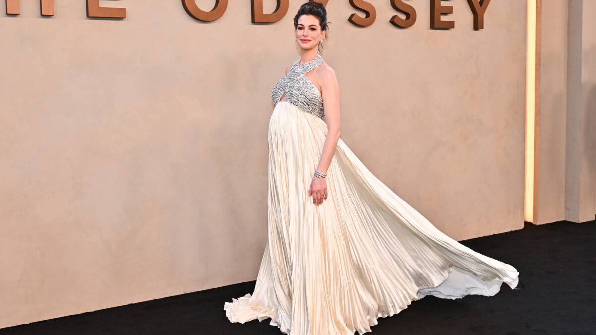 Io e mio marito siamo scioccati che sia successo a 43 anni: Anne Hathaway racconta con ironia la sorpresa della terza gravidanza