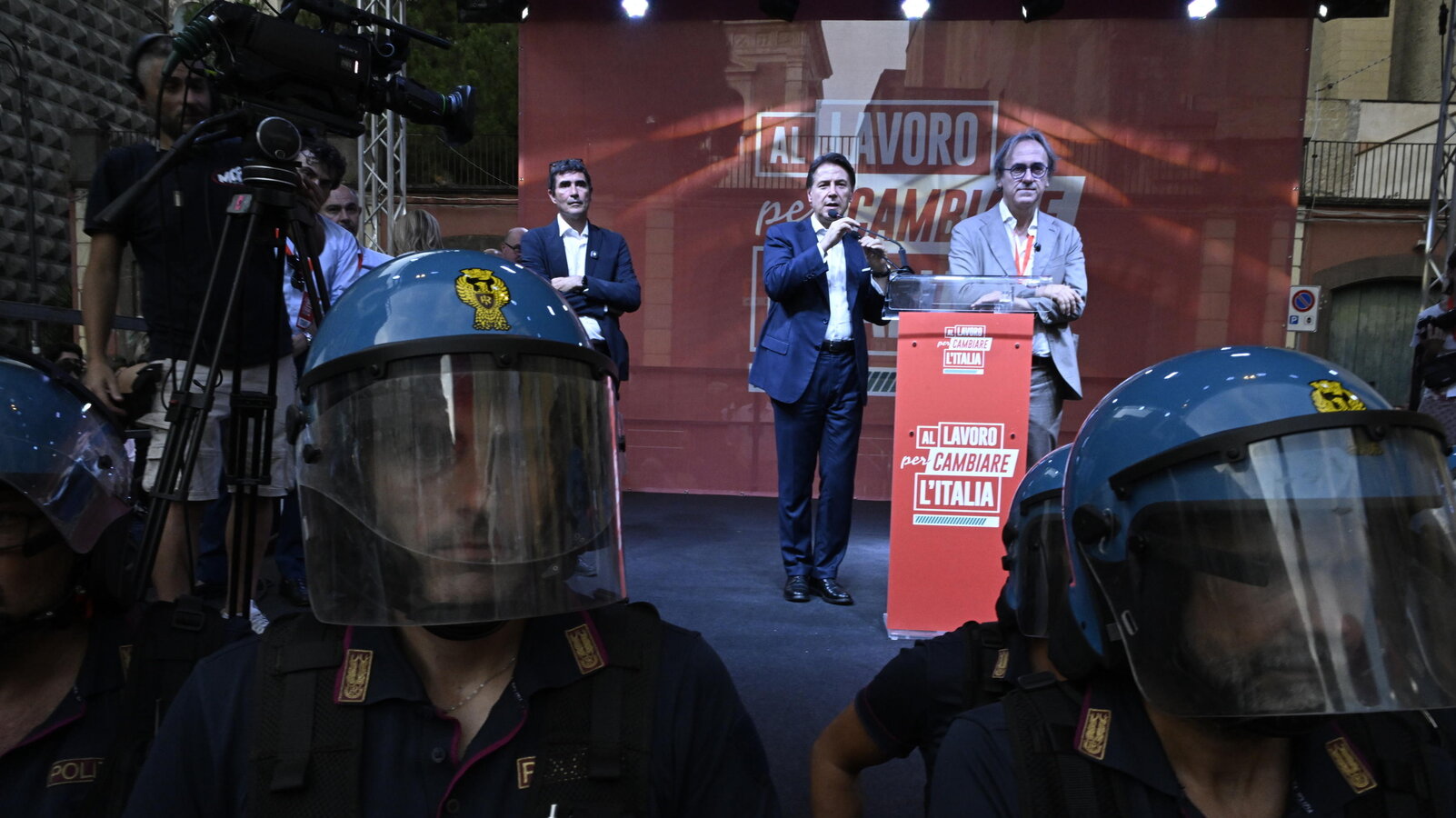 Buffoni, traditori!. La prima piazza non è benevola con il campo largo