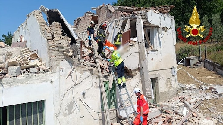 Crolla una casa colonica a seguito di un’esplosione: messa in salvo una persona - Cronache Maceratesi
