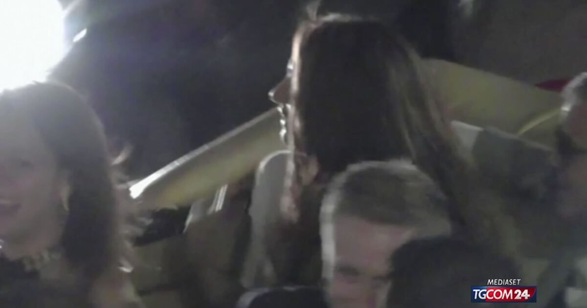 Tgcom24: George Clooney e la moglie Amal in vacanza a Capri Video