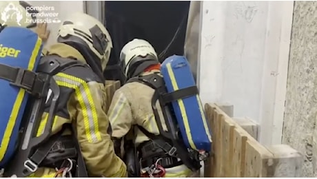 Incendio in un palazzo a Bruxelles: il video dell'intervento dei vigili del fuoco