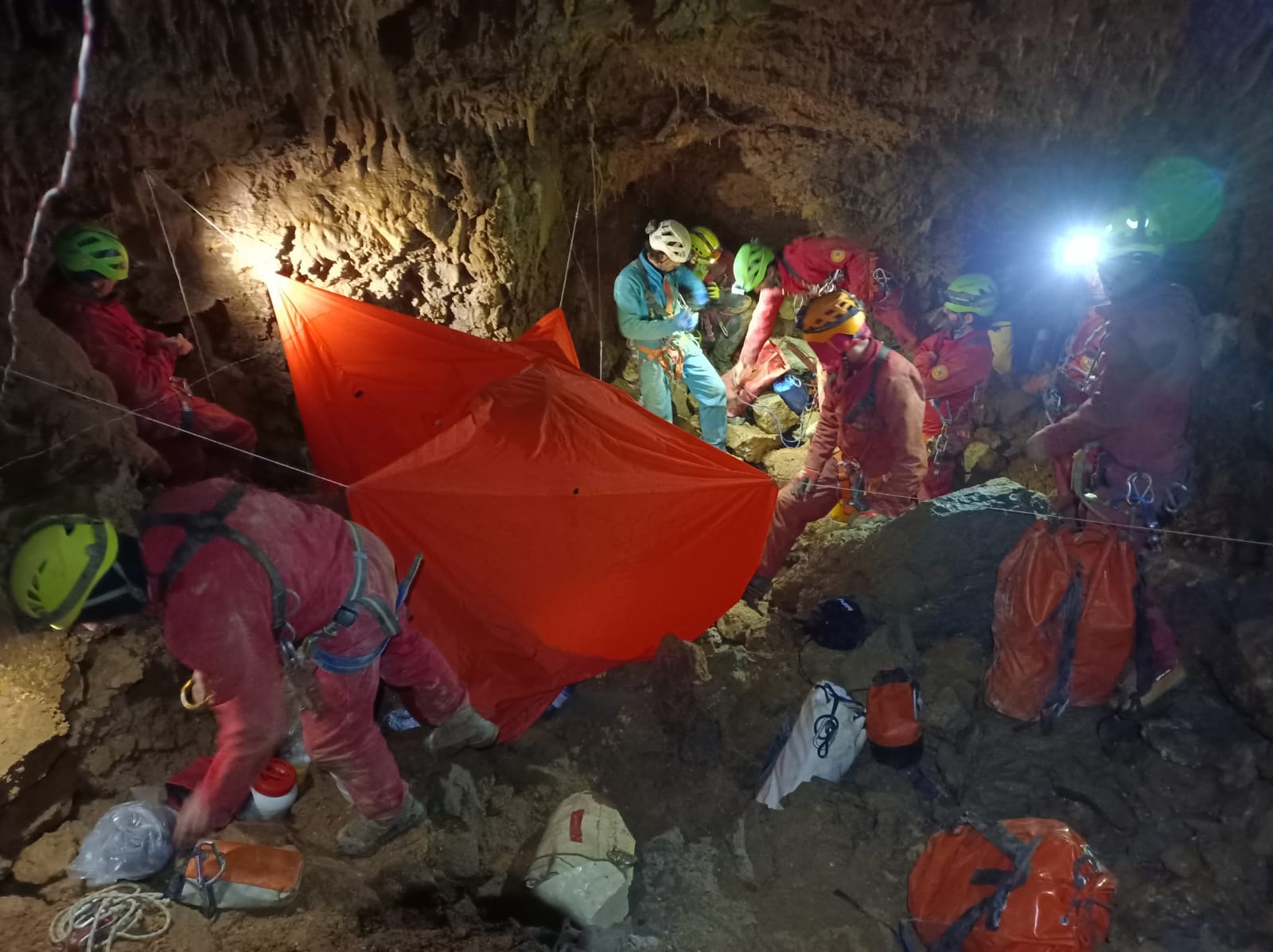L'intervento del Soccorso Alpino e Speleologico in grotta