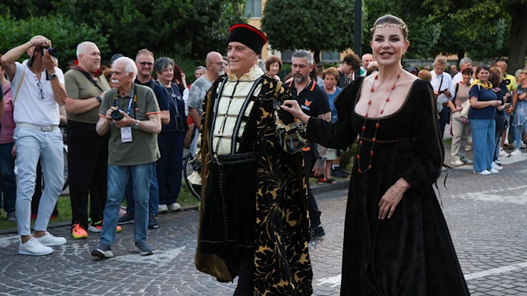 Alba Parietti apre il grande corteo: ovazione nelle strade, in mille per la madrina - Il Resto del Carlino