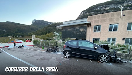 Schianto contro un'auto a Ala: morti due motociclisti veronesi
