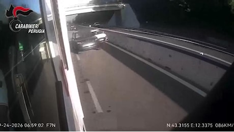 Perugia, 15enne ruba un suv e sperona un’auto durante la fuga sulla E45