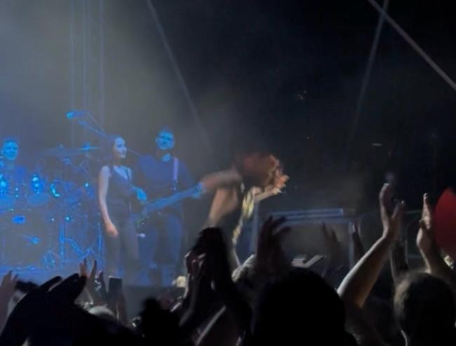 Noemi cade dal palco, concerto interrotto a San Salvo Marina