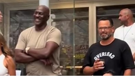 Michael Jordan al concerto di Bruno Mars a San Siro: spettatori in delirio per la star del basket