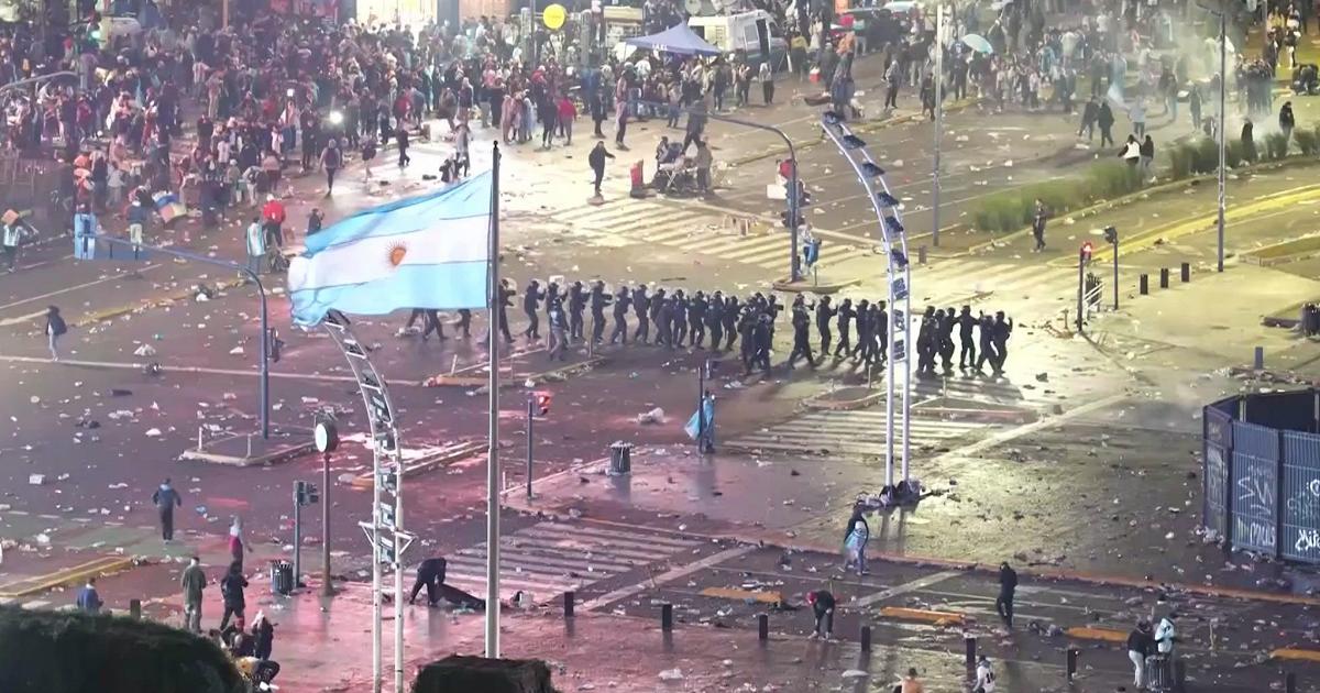 Caos a Buenos Aires dopo la finale persa: i tifosi lanciano pietre contro la polizia
