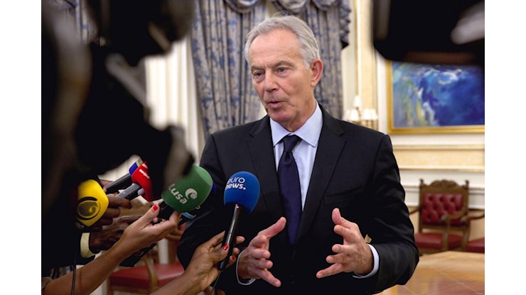 Tony Blair attacca Starmer: «Puntare al centro radicale» - il manifesto