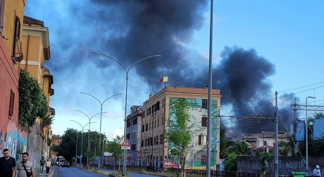 Roma, maxi incendio in un vivaio al Tuscolano: abitazioni evacuate, presenza di un serbatoio di Gpl nell'area interessata dalle fiamme