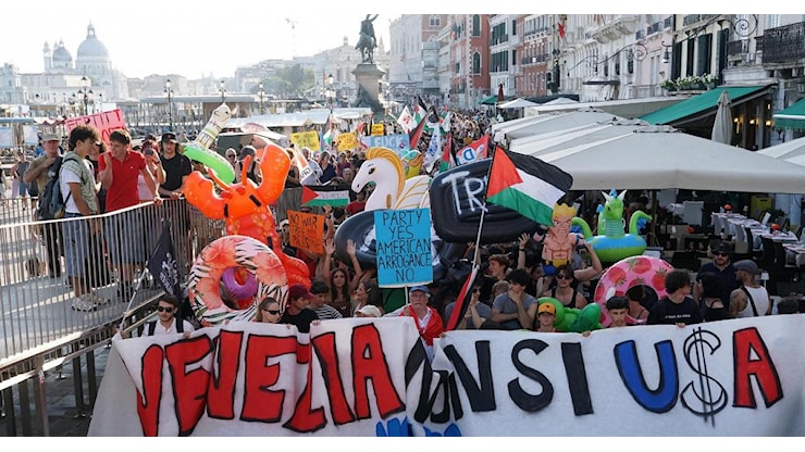 Venezia, tensione al corteo contro la presenza dell'ambasciatore Usa Tilman Fertitta - RaiNews