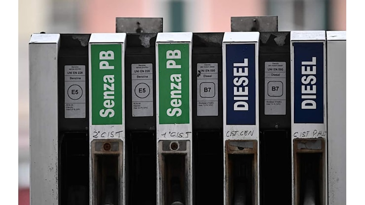 Crolla il prezzo della benzina in Slovenia, mai così basso da marzo: quanto costa e cosa succede - Sky TG24