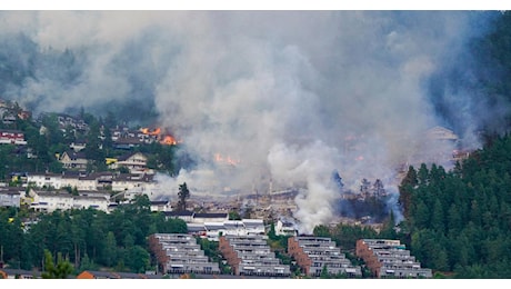 Inferno di fuoco in Norvegia: un incendio fuori controllo brucia oltre 100 case
