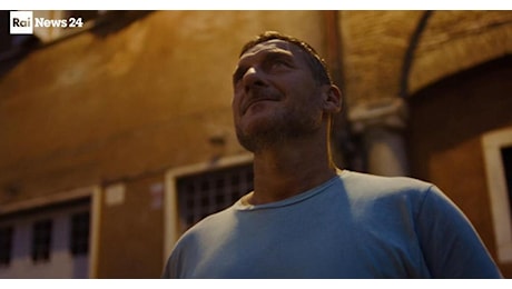 Francesco Totti e Spiderman, il divertente video in cui nessuno a Roma lo riconosce