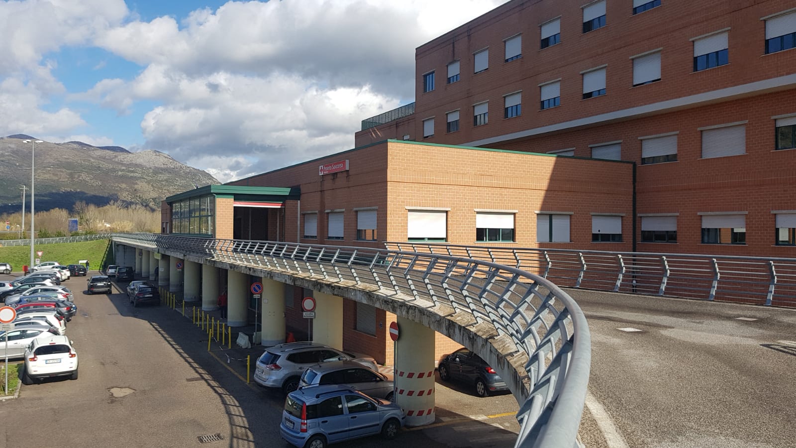 Aggressione al “Santa Scolastica”, medico colpito da una sedia lanciata da un paziente
