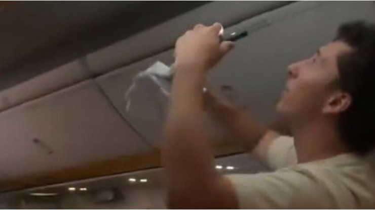 Sciame di zanzare invade un volo Ryanair da Milano: passeggeri fatti sbarcare - Corriere della Sera