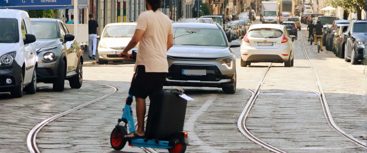 Stop al monopattino selvaggio, scatta l’assicurazione obbligatoria per tutti: multe per chi non si adegua