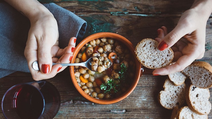 Perché in inverno conviene cenare entro le 19. La nutrizionista: «Con il buio, la produzione di melatonina inizia prima. Mangiare tardi incoraggia il corpo a digerire quando dovrebbe iniziare a rallentare» - Vanity Fair Italia