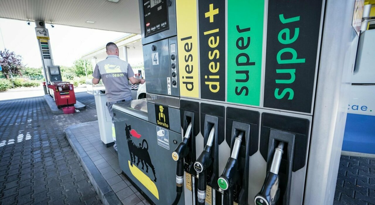 Gasolio sporco nei serbatoi, altri 4 casi. Un'auto in panne nel mezzo della galleria, trovate delle alghe