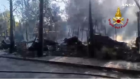 Incendio al camping Bella Italia: distrutti bungalow a Peschiera