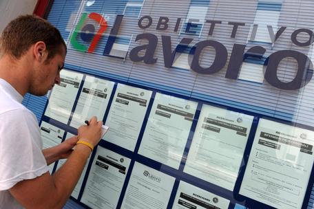 Il paradosso Inps: occupazione da record, ma i salari calano. Eppure lo smart working riaccende le culle