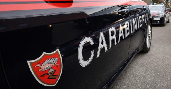 Giovane ferito con due colpi di fucile in una casa popolare a Milano