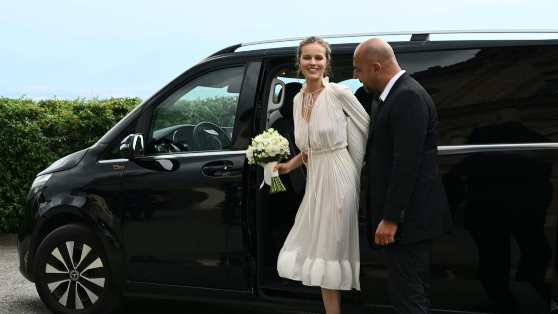 Eva Herzigova in abito bianco, Gregorio Marsiaj arriva su un’Aston del 1989