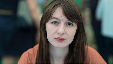 Sally Rooney, i suoi libri spariranno dalle librerie britanniche: il caso