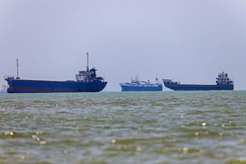 Iran chiude lo Stretto di Hormuz: Non passa nessuna nave. Usa lanciano nuovi attacchi