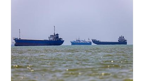Iran chiude lo Stretto di Hormuz: Non passa nessuna nave. Usa lanciano nuovi attacchi