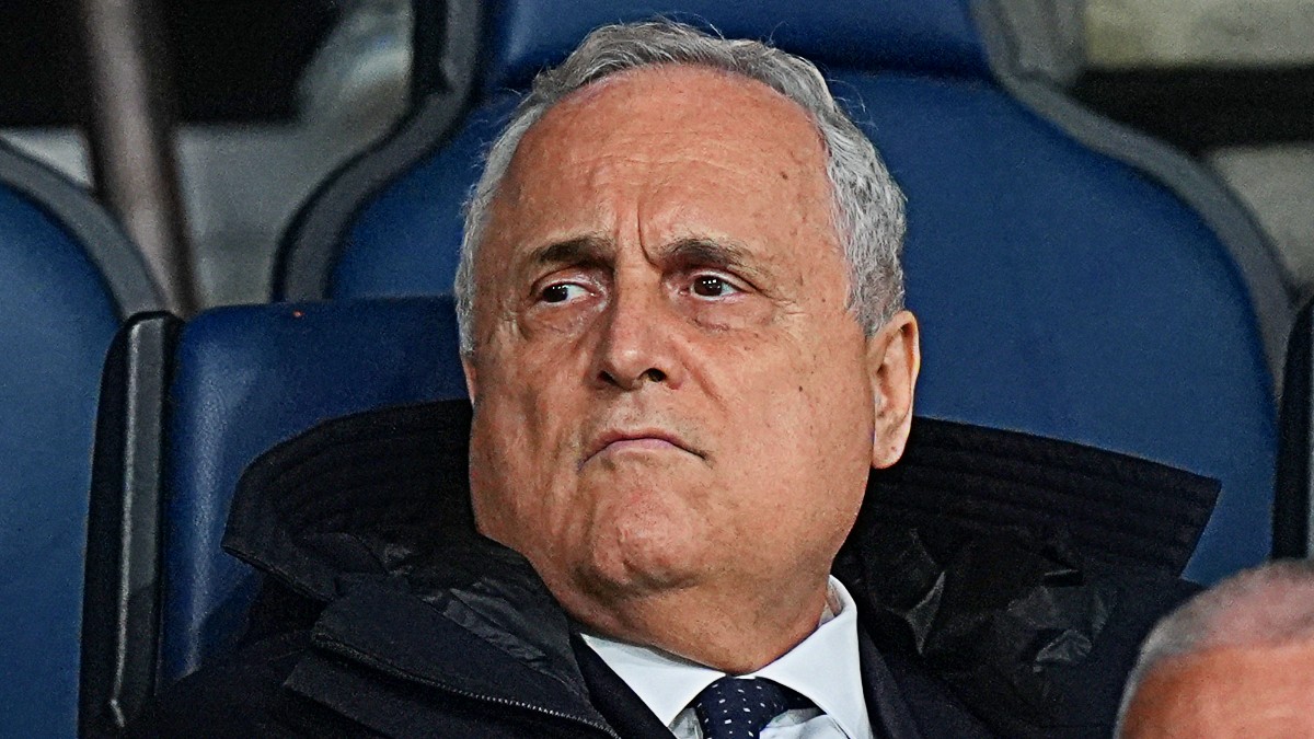 Lotito si presenta alla Reggina e cita uno slogan fascista: Credere, obbedire, combattere