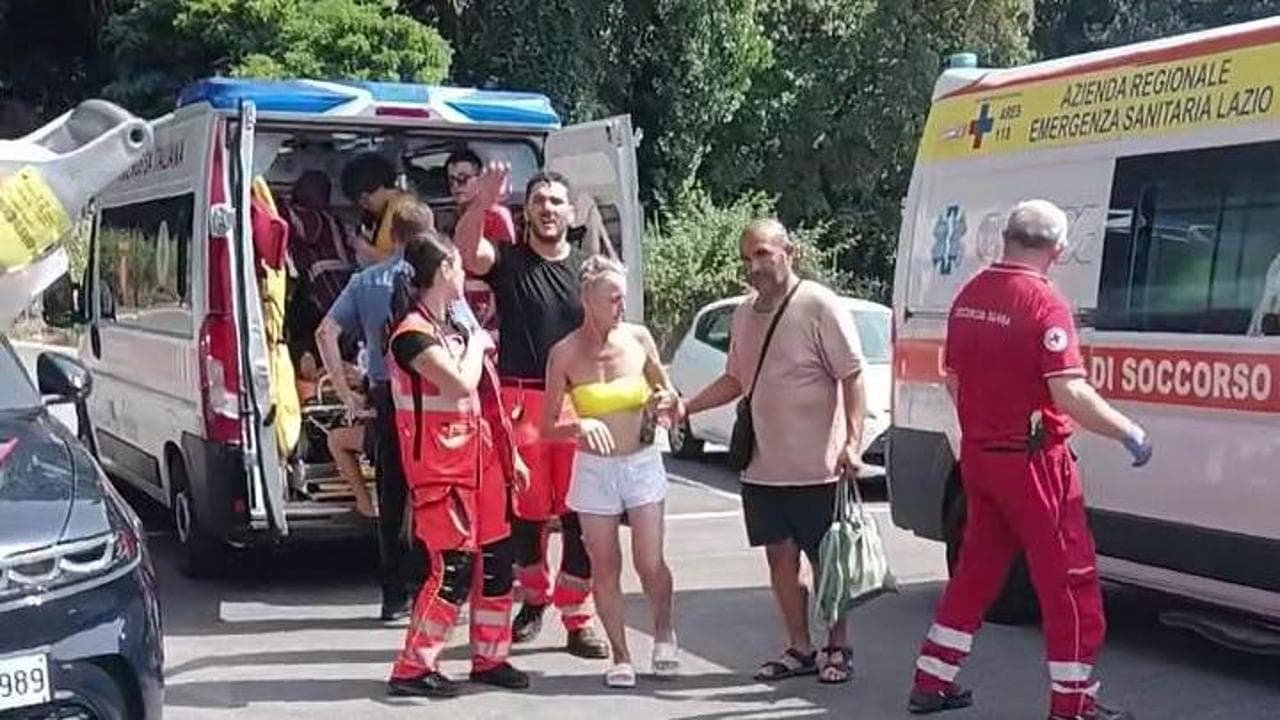 Mentana, decine di intossicati vengono soccorsi in strada dopo l'esalazione di cloro dalla piscina
