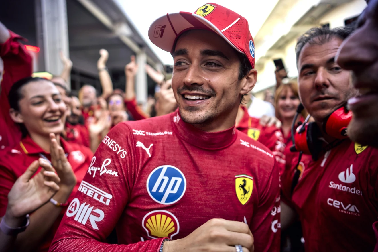 Vince Leclerc ma la Ferrari con un assurdo pit-stop butta via il secondo posto di Hamilton