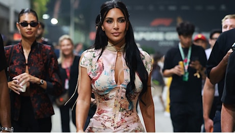 Kim Kardashian al GP di Singapore: due look rosa conquistano il paddock