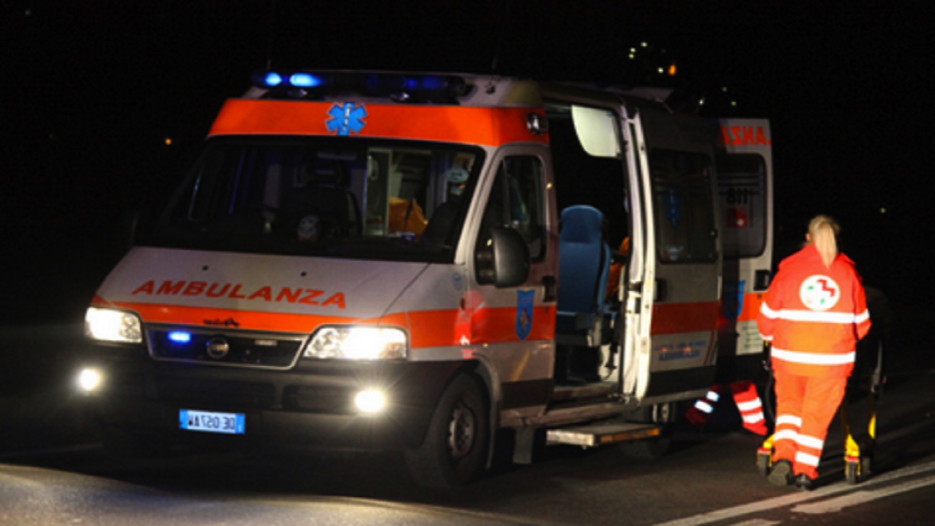 Prosecco, scende dall’auto dopo un incidente e viene travolto e ucciso