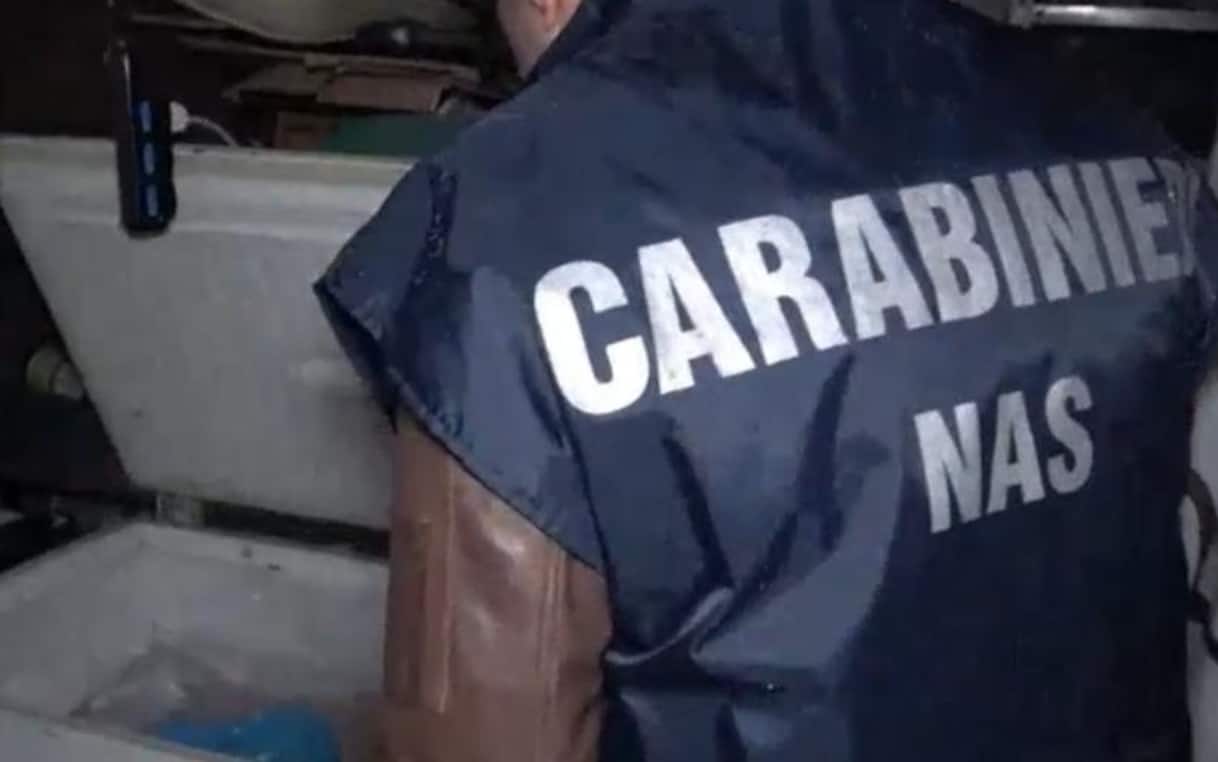 Brescia, neonato circonciso su tavolo cucina in casa: denunciato medico