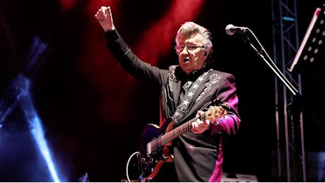 Bobby Solo e il giallo dei moscerini al Trasimeno: concerto annullato, scoppia la guerra legale