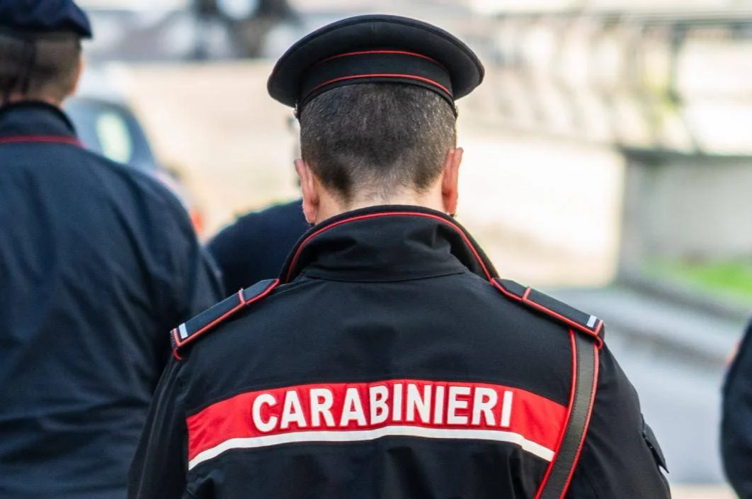 Scende dall'auto e viene aggredita da un uomo con l'acido: grave una donna, caccia aperta al malvivente